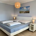 3 Bedrooms, 5 Beds, Beautiful Garden *