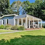 3 Bedrooms, 5 Beds, Beautiful Garden