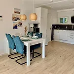 3 Bedrooms, 5 Beds, Beautiful Garden *
