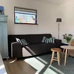 3 Bedrooms, 5 Beds, Beautiful Garden *