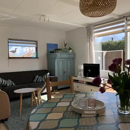 3 Bedrooms, 5 Beds, Beautiful Garden Holiday home Sint Maartensvlotbrug