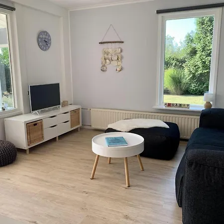 3 Bedrooms, 5 Beds, Beautiful Garden Holiday home Sint Maartensvlotbrug
