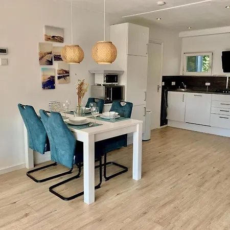 3 Bedrooms, 5 Beds, Beautiful Garden Holiday home