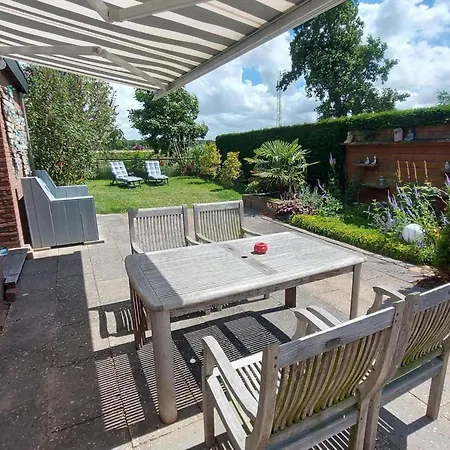 بيت للعطل 3 Bedrooms, 5 Beds, Beautiful Garden Sint Maartensvlotbrug