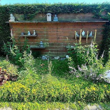 3 Bedrooms, 5 Beds, Beautiful Garden بيت للعطل