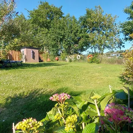 3 Bedrooms, 5 Beds, Beautiful Garden Дом отдыха *