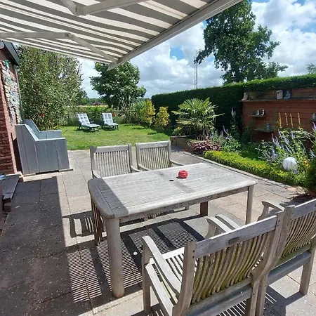 3 Bedrooms, 5 Beds, Beautiful Garden Sint Maartensvlotbrug