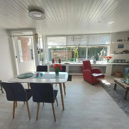 Дом отдыха 3 Bedrooms, 5 Beds, Beautiful Garden