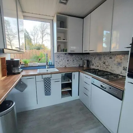 Дом отдыха 3 Bedrooms, 5 Beds, Beautiful Garden *