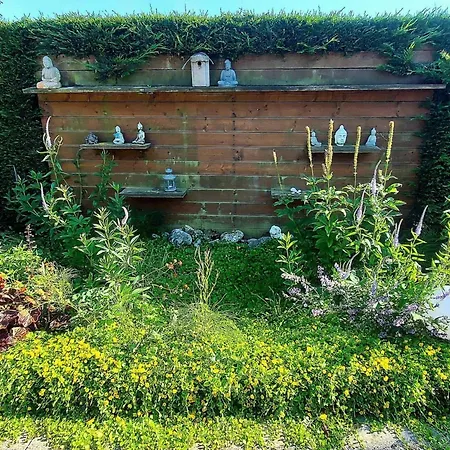 3 Bedrooms, 5 Beds, Beautiful Garden