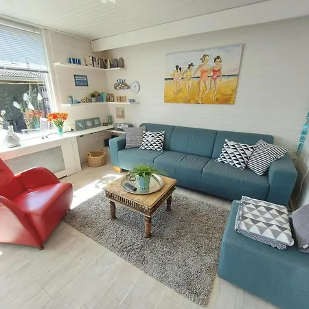 3 Bedrooms, 5 Beds, Beautiful Garden Holiday home
