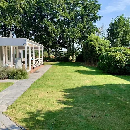 Сasa de vacaciones 3 Bedrooms, 5 Beds, Beautiful Garden Sint Maartensvlotbrug