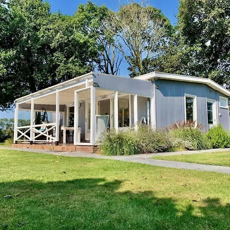 3 Bedrooms, 5 Beds, Beautiful Garden * Sint Maartensvlotbrug