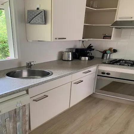 Дом отдыха 3 Bedrooms, 5 Beds, Beautiful Garden Sint Maartensvlotbrug