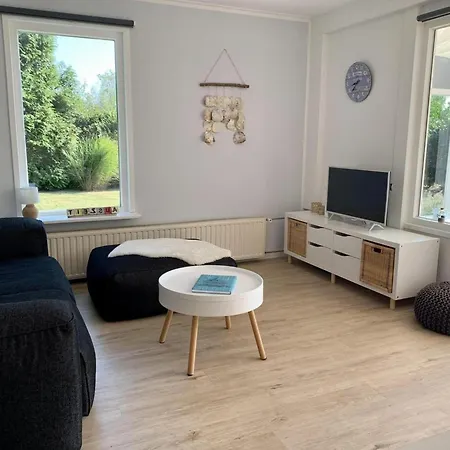 Дом отдыха 3 Bedrooms, 5 Beds, Beautiful Garden *