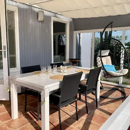 3 Bedrooms, 5 Beds, Beautiful Garden Сasa de vacaciones