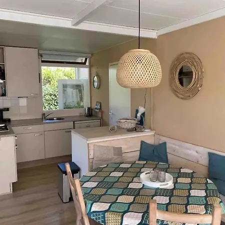 Дом отдыха 3 Bedrooms, 5 Beds, Beautiful Garden Sint Maartensvlotbrug