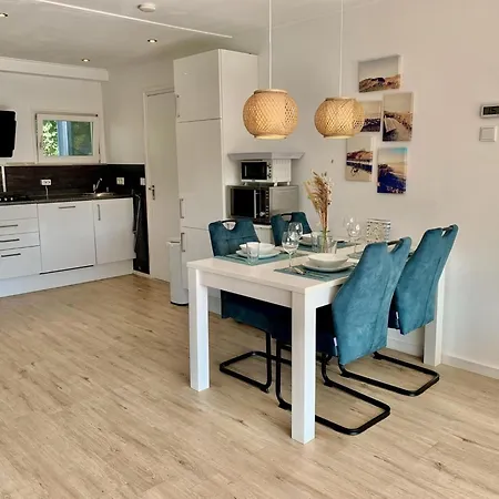 3 Bedrooms, 5 Beds, Beautiful Garden *