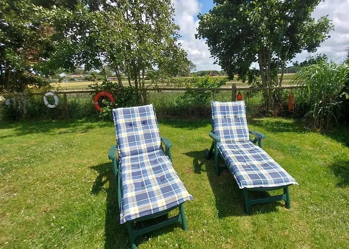 Дом отдыха 3 Bedrooms, 5 Beds, Beautiful Garden *