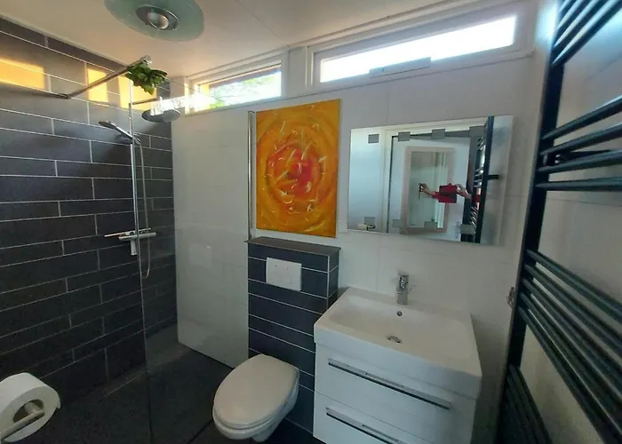 3 Bedrooms, 5 Beds, Beautiful Garden Дом отдыха Sint Maartensvlotbrug