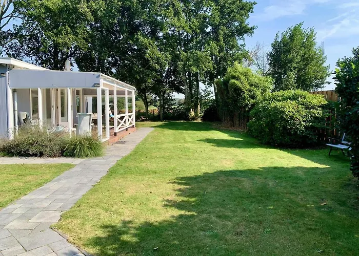 Prázdninový dům 3 Bedrooms, 5 Beds, Beautiful Garden Sint Maartensvlotbrug