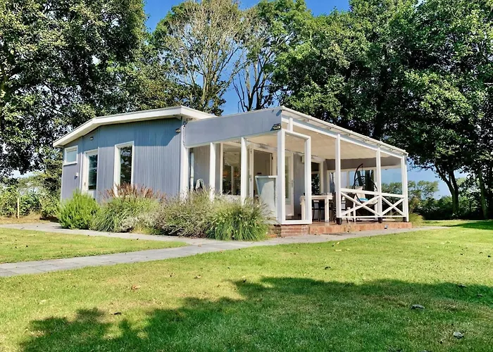 3 Bedrooms, 5 Beds, Beautiful Garden