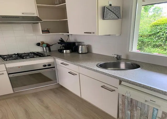 3 Bedrooms, 5 Beds, Beautiful Garden Sint Maartensvlotbrug