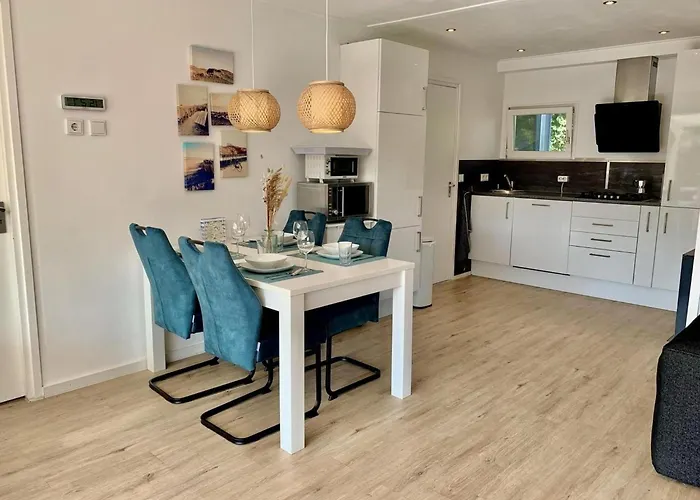 3 Bedrooms, 5 Beds, Beautiful Garden *