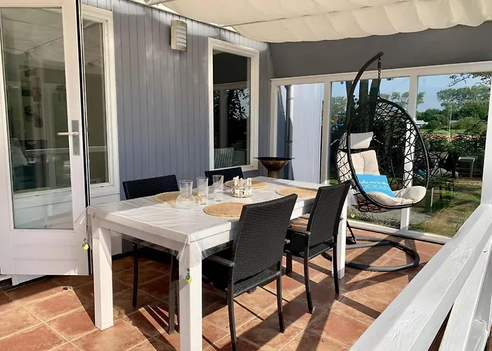 3 Bedrooms, 5 Beds, Beautiful Garden Feriehus