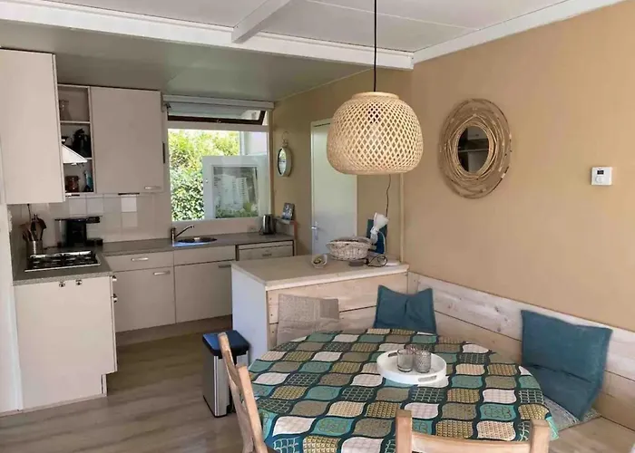 Prázdninový dům 3 Bedrooms, 5 Beds, Beautiful Garden Sint Maartensvlotbrug