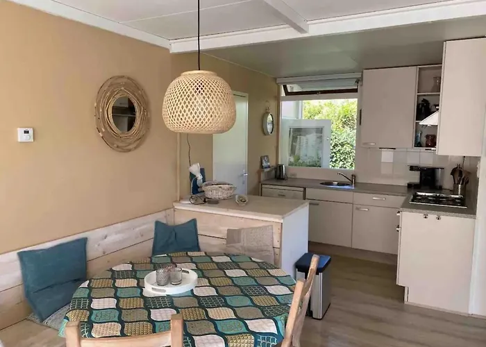 3 Bedrooms, 5 Beds, Beautiful Garden *