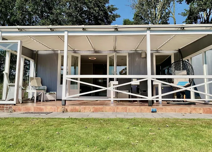 3 Bedrooms, 5 Beds, Beautiful Garden Feriehus