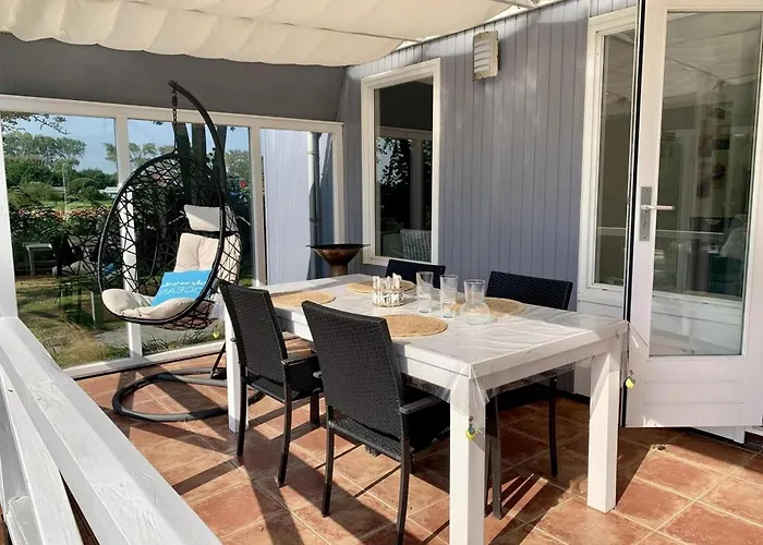 Feriehus 3 Bedrooms, 5 Beds, Beautiful Garden Sint Maartensvlotbrug