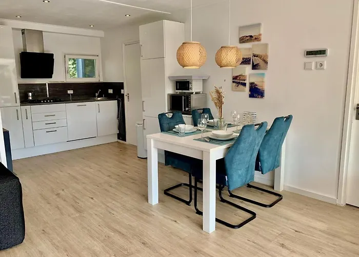 3 Bedrooms, 5 Beds, Beautiful Garden *