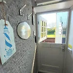 3 Bedrooms, 5 Beds, Beautiful Garden