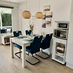 Ferienhaus 3 Bedrooms, 5 Beds, Beautiful Garden *