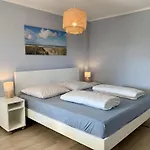 3 Bedrooms, 5 Beds, Beautiful Garden *