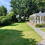 3 Bedrooms, 5 Beds, Beautiful Garden Ferienhaus